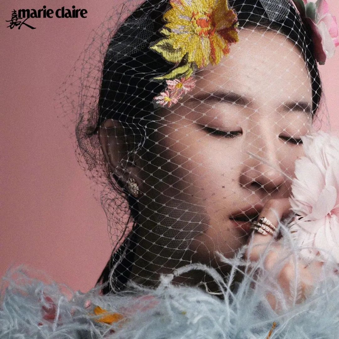 关晓彤和白鹿都是哪一年的,白鹿和关晓彤十指相扣