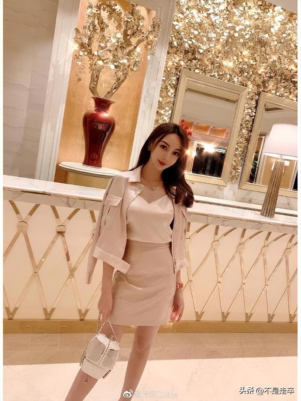 黄晓明摸新女友屁股逛街，和前任长相极其相似，女孩究竟什么来路