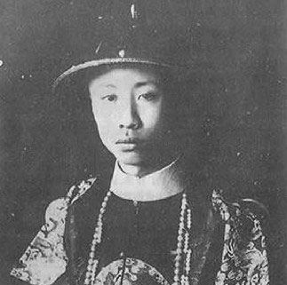 溥仪离开故宫第一个晚上住在哪里,溥仪离开紫禁宫时拿走了几个至宝