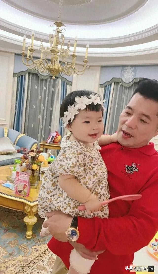 伊尔康二儿子订婚现场:新娘肚子胀得像怀孕了,婆婆盖过新娘