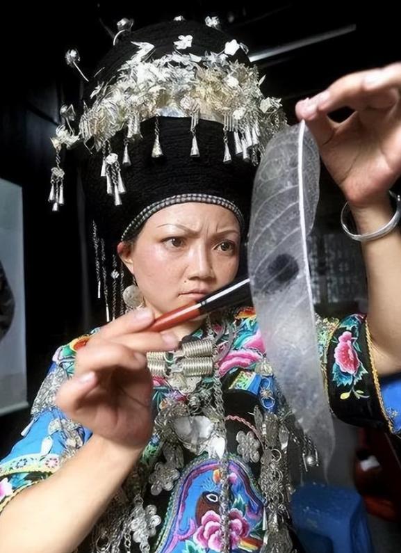 她用一片叶子，反手能卖7000元，在国外每年赚900万