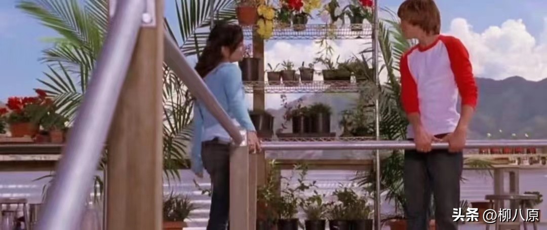 美国影片《歌舞青春》以青春为主线表达了什么？