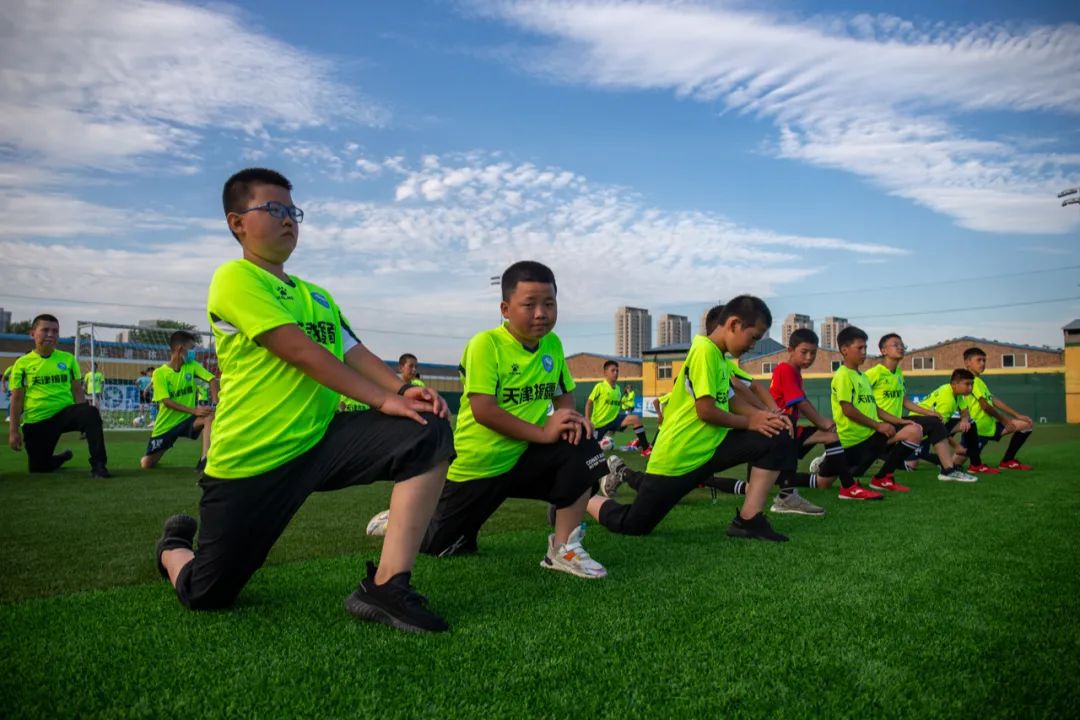 “十城带百县”助力乡村振兴|*疆新**和田足球小巴郎感受天津足协外教训练指导现场观战津超赛事