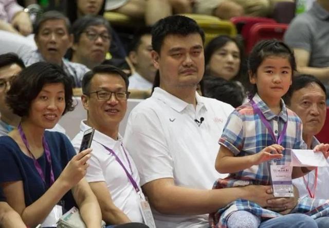 姚明12岁女儿亮相身高至少1米8,姚明和女儿手牵手逛街被偶遇