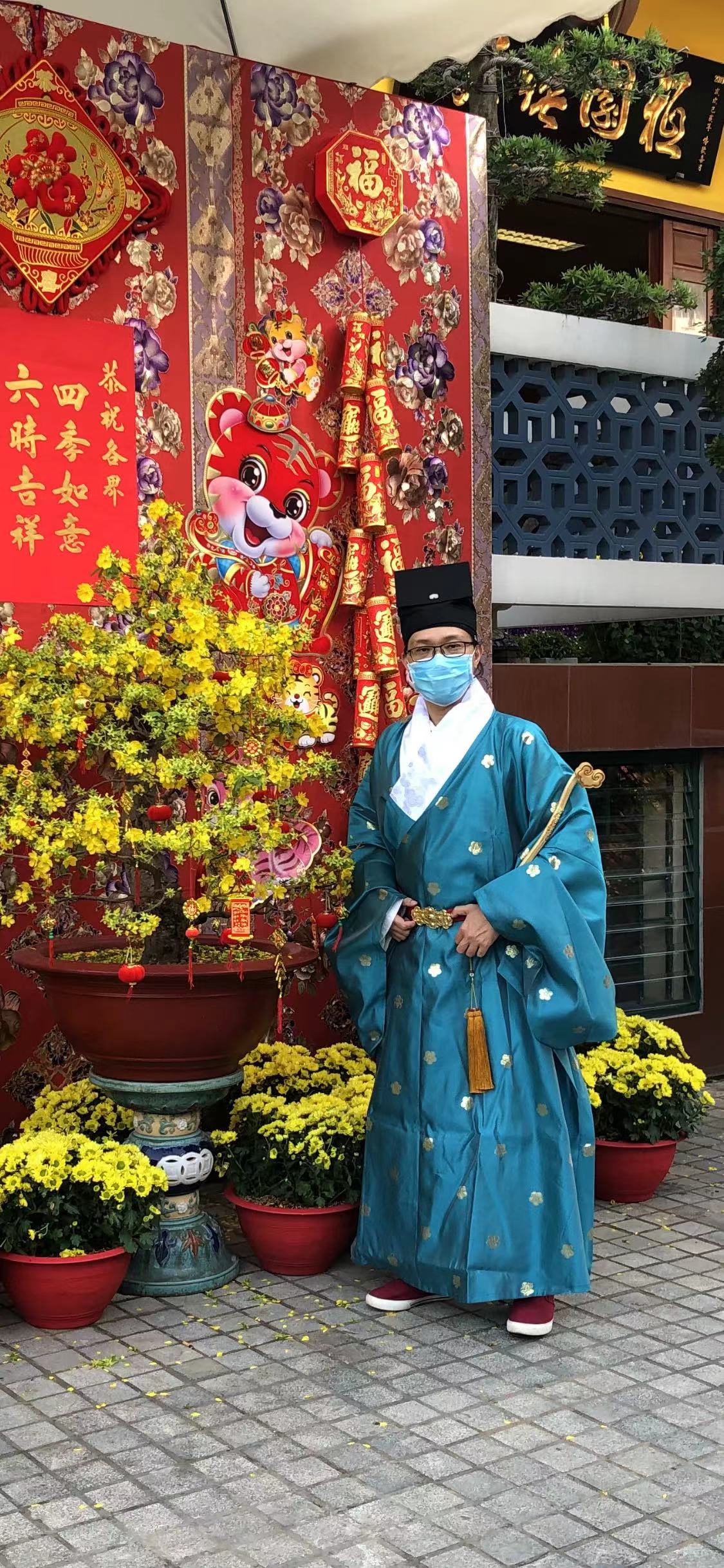 越南华裔男子说中文、穿汉服，盼寻广东潮州的失联亲人