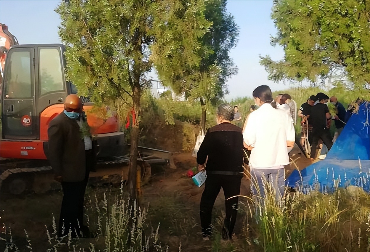 农村丧葬迎新改革，那以前的坟墓该咋办？知情人：3种方式处理