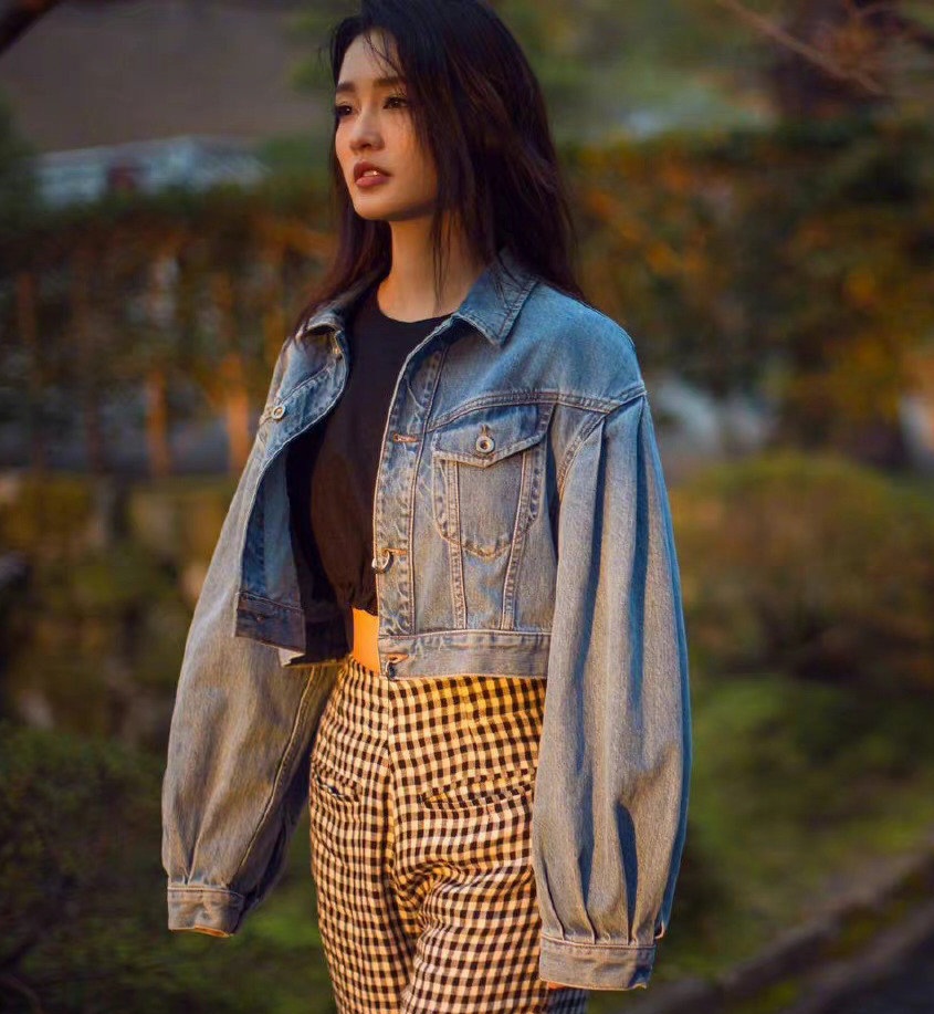 李沁露脐夹克搭配,李沁衣服搭配超显身材