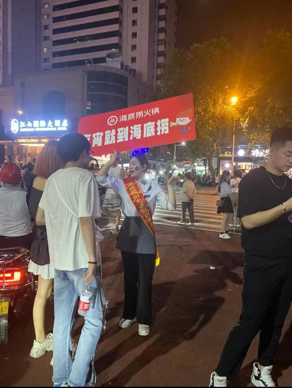 海底捞去年营收将超414亿元,一年净赚45亿海底捞又翻身了