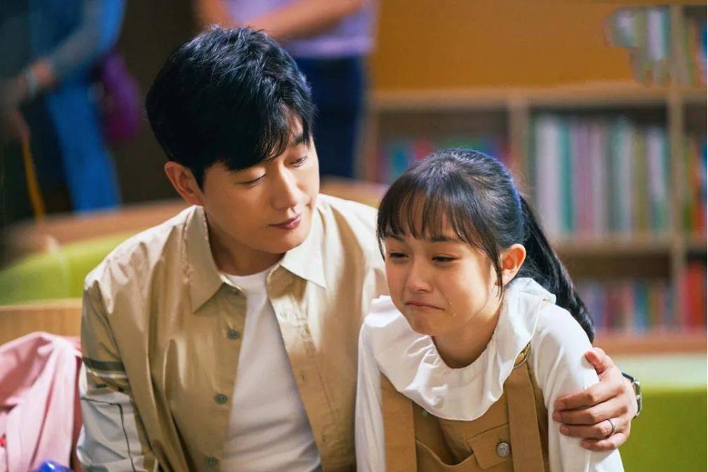 女子谈女儿遭玩伴踢下水,母亲谈女童被同伴踢下水