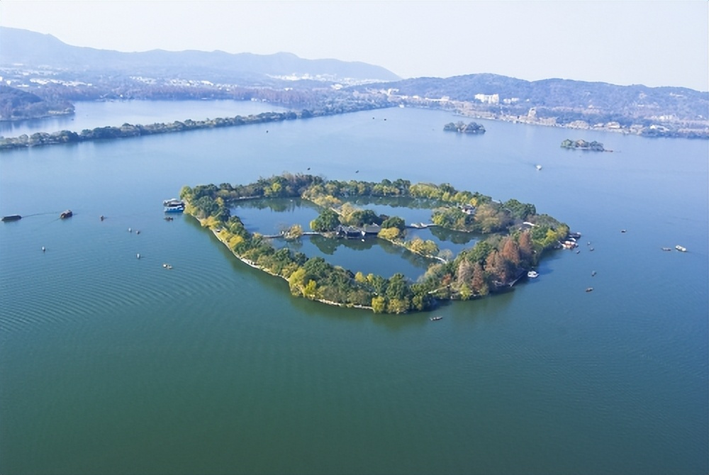 西湖美景再现许仙与白娘子,雷峰塔是杭州西湖最著名的景点