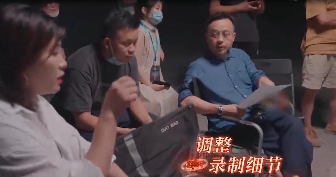 汪涵到底有多护短?维护新人摔定制话筒,扬言让不听话导播没饭吃