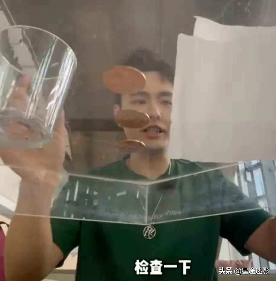 春晚魔术邓男子解析,2022春晚魔术邓男子让谁拿魔方了