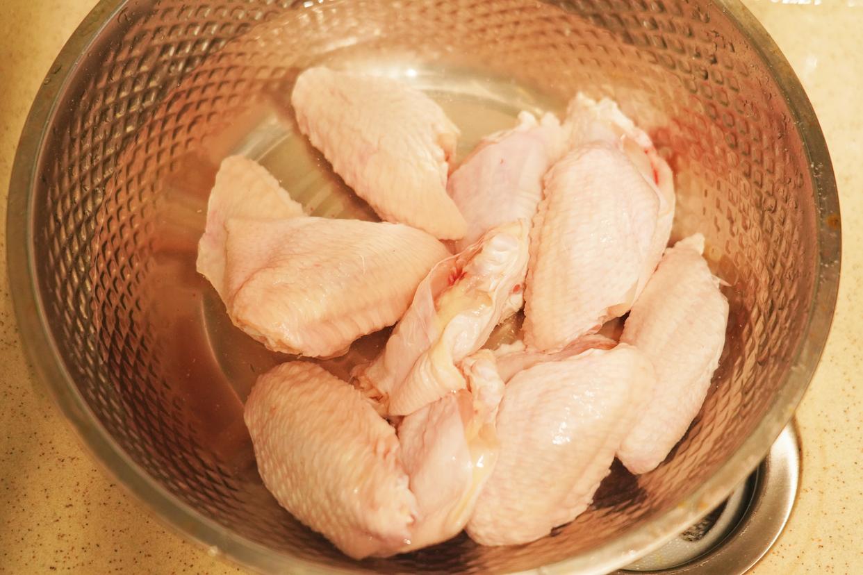 喜欢吃奥尔良烤翅在家就可以做，秘制配方好吃到吮指，价格也便宜