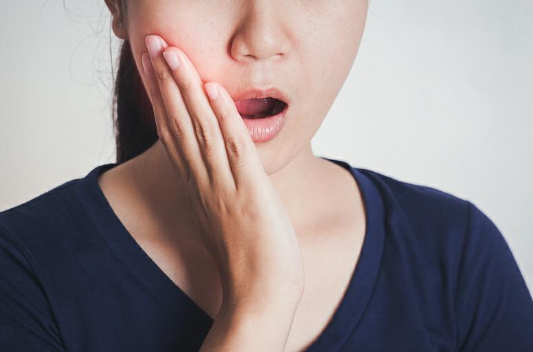 上牙龈红肿不痛且有点溃烂是癌吗,牙龈溃烂是癌症的早期信号么