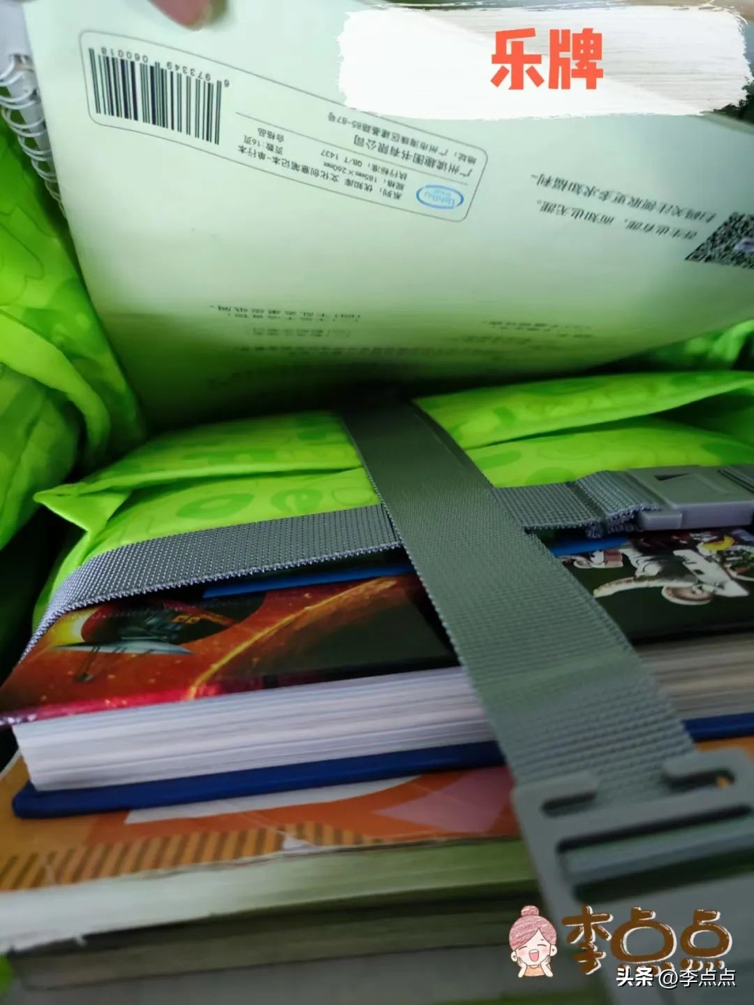 给小孩买奥特曼书包,给孩子们买奥特曼