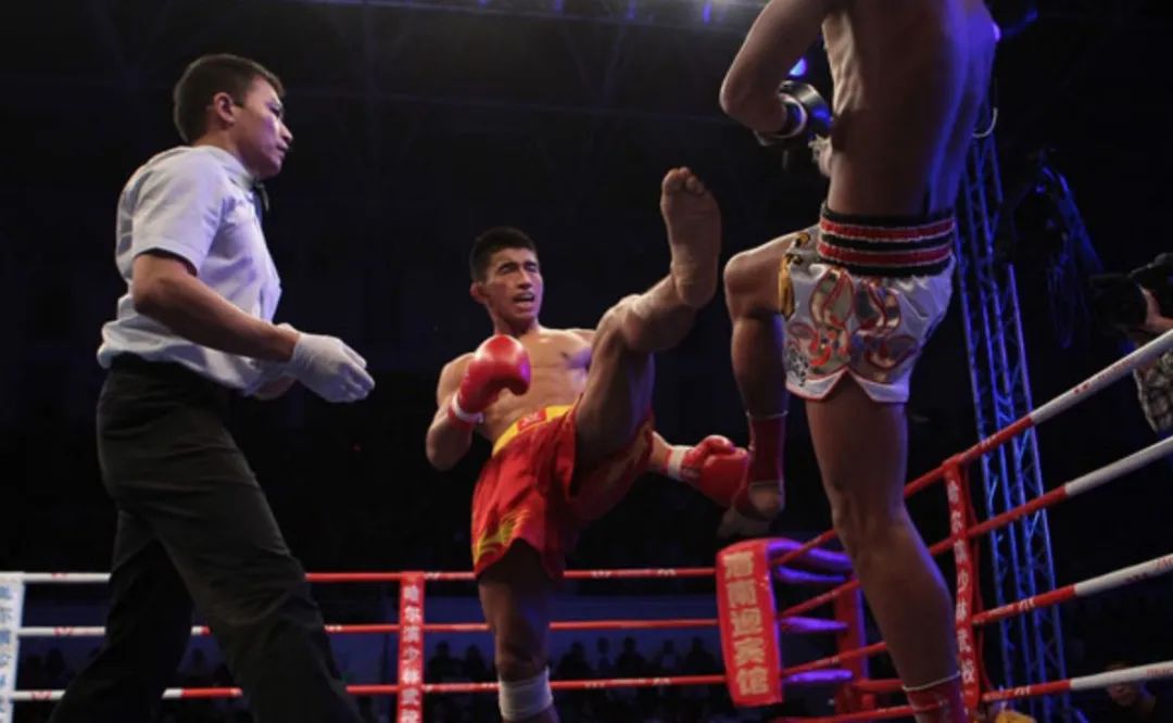 回顾｜士可杀不可辱！泰拳小将被一腿劈疯？中国散打鬼脚白霸气KO