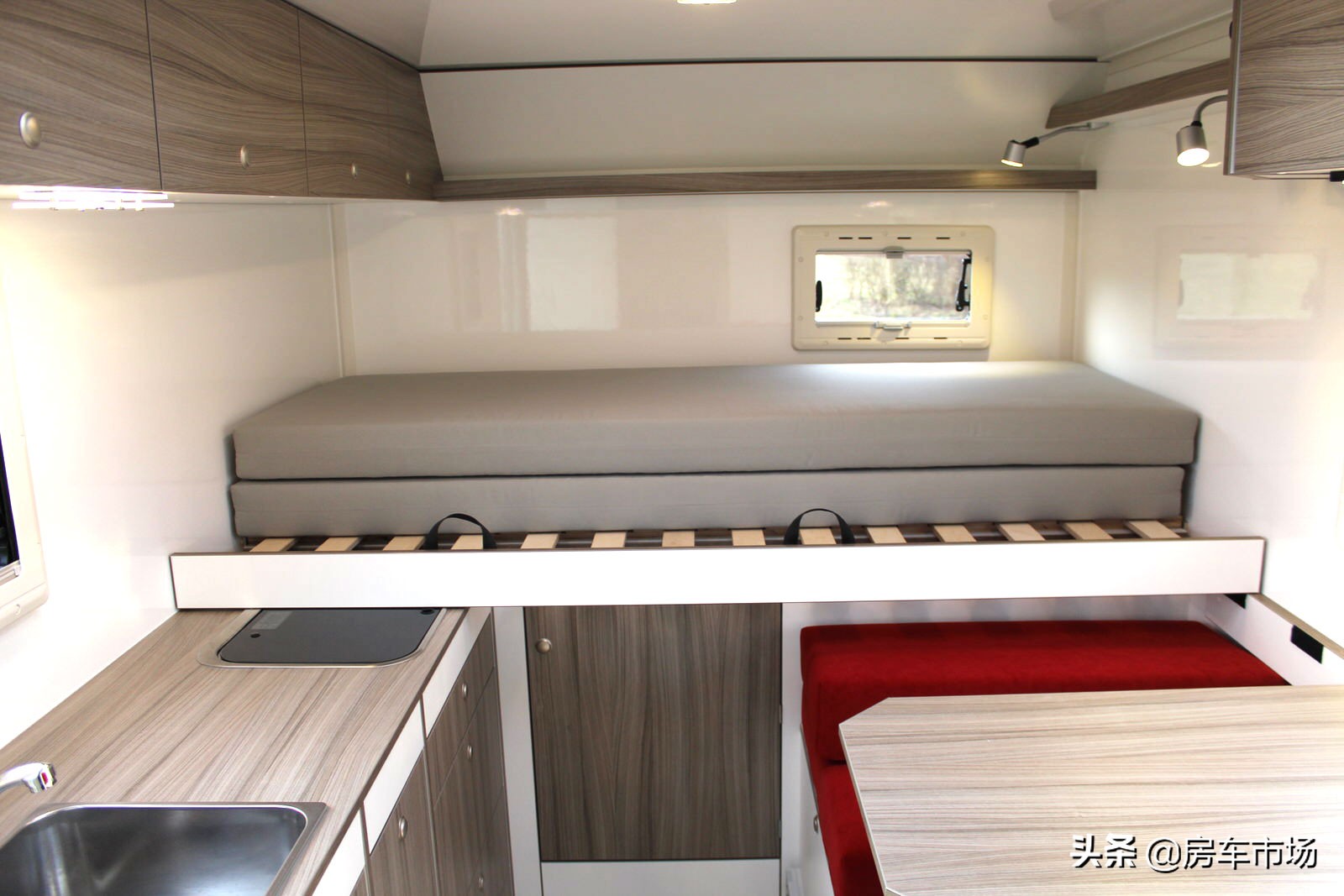 定制版6.6米大额头奔驰房车,雪地奔驰重型越野房车