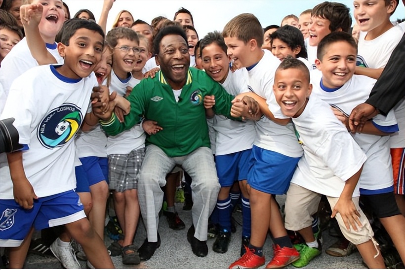 球王贝利的地位究竟有多高,贝利见证了新的球王诞生