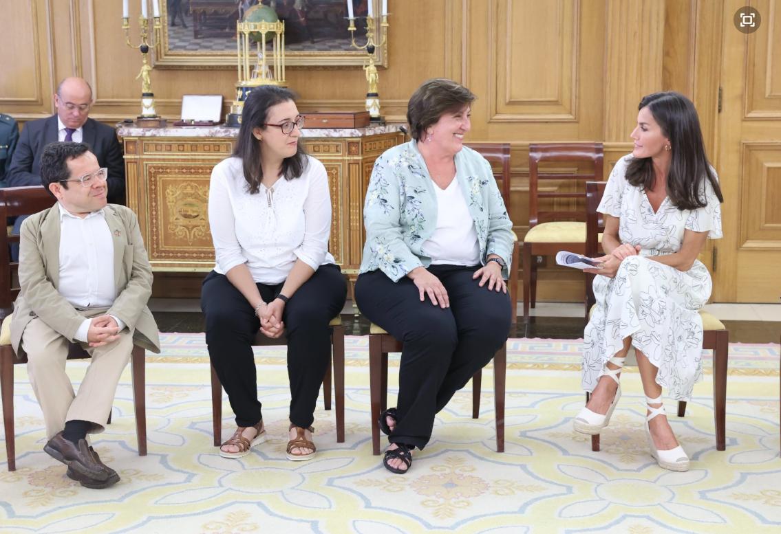 莱蒂齐亚黑白格子裙,莱蒂齐亚穿橘色印花裙