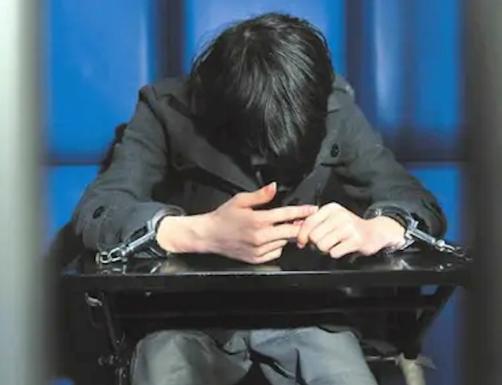 男子拿拖鞋砸救护车,男子故意堵救护车后续