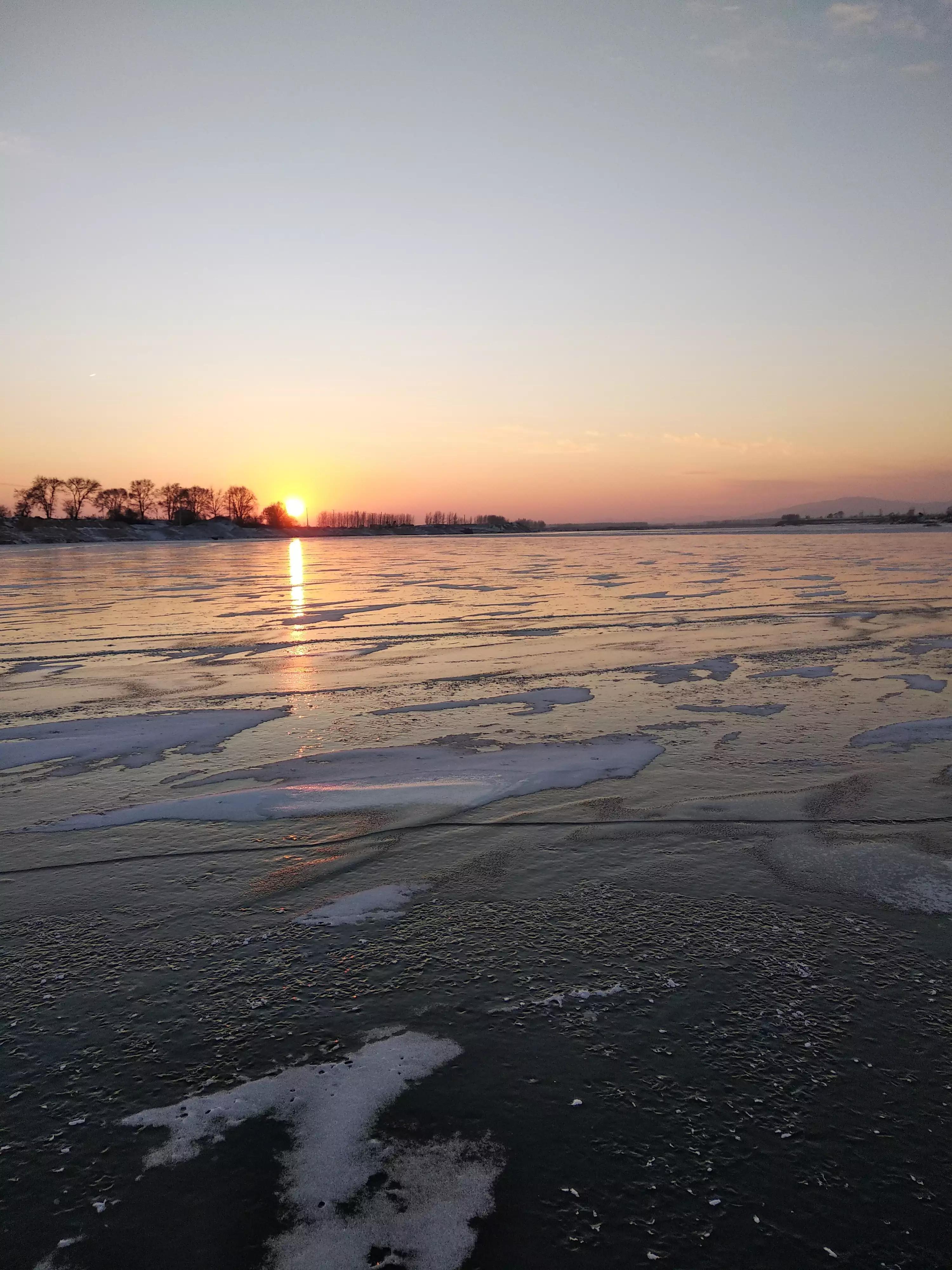 冬季的松花江千里冰封,松花江黄昏图片