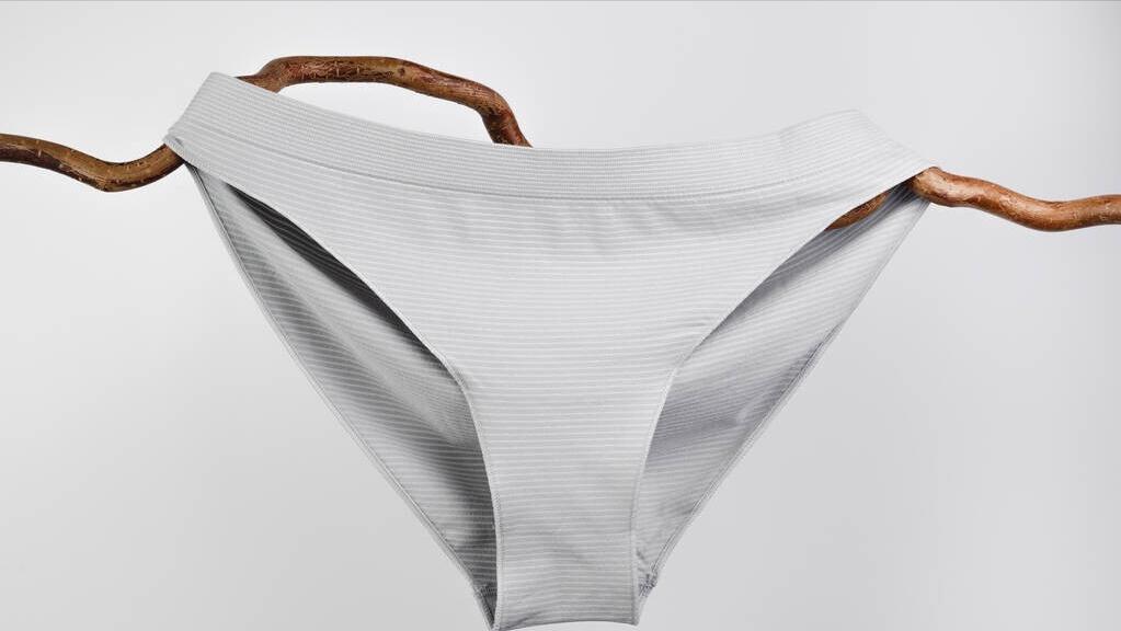 女性屁股中间毛太多，正常吗？能不能直接剃掉？医生劝你手下留情