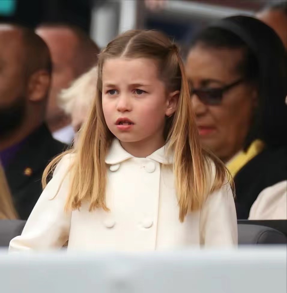 夏洛特豪气“喊话”英女足，威廉自豪做女儿传声筒，与有荣焉