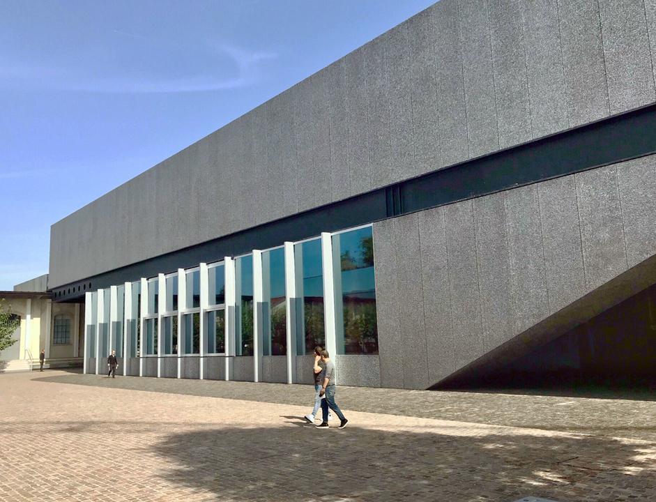 泡沫铝夜间效果图片,泡沫铝透光效果图