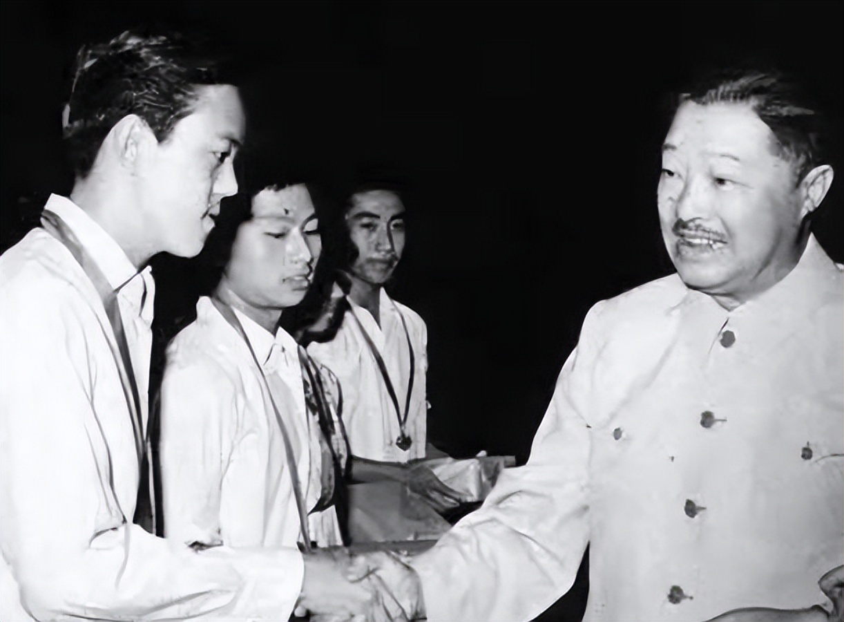 1964年贺龙奉命整治国足，三招下去战力狂增，打遍亚洲雄踞第二