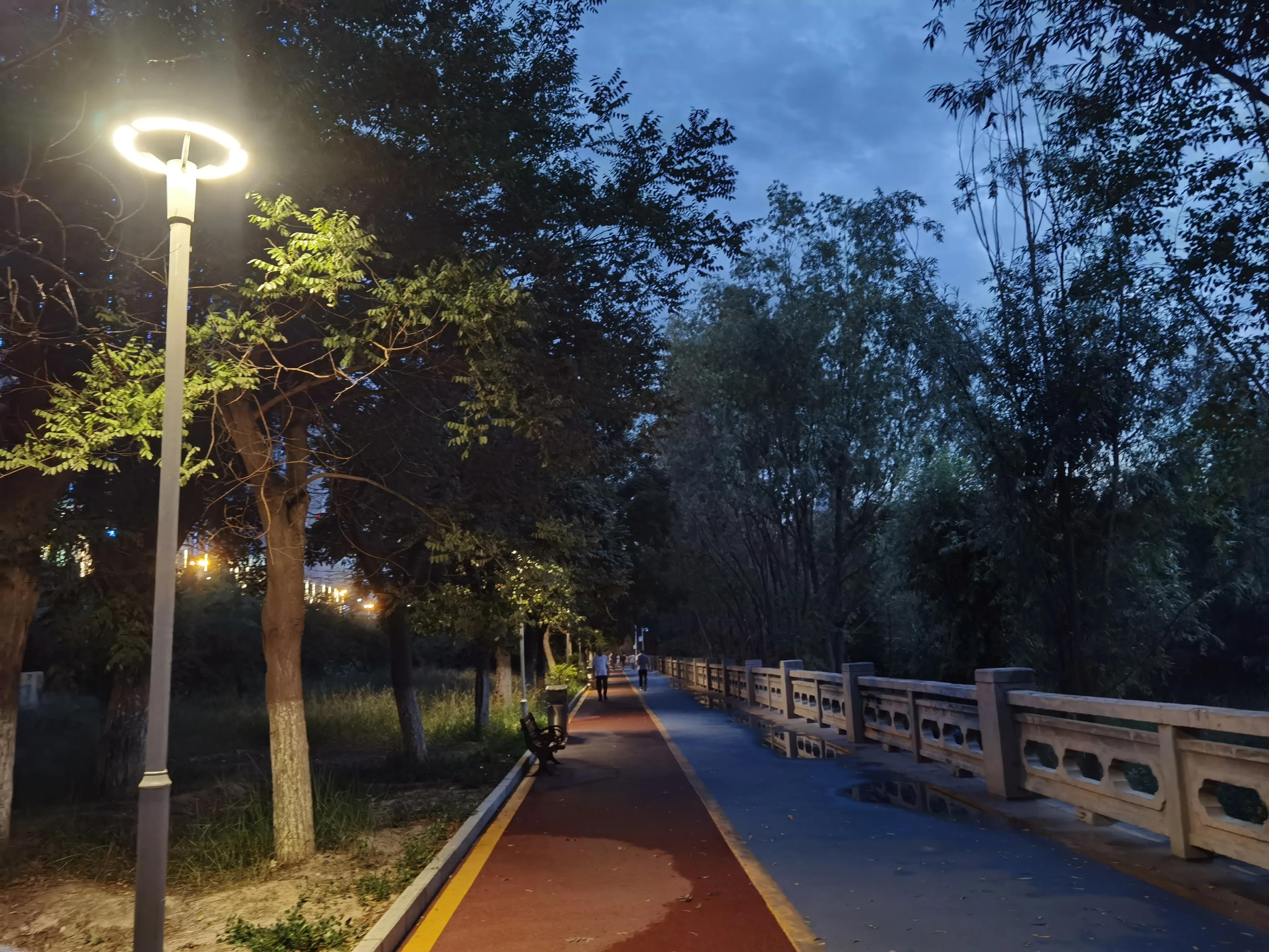 七一开怀赋锦章，锤镰飞彩映朝阳