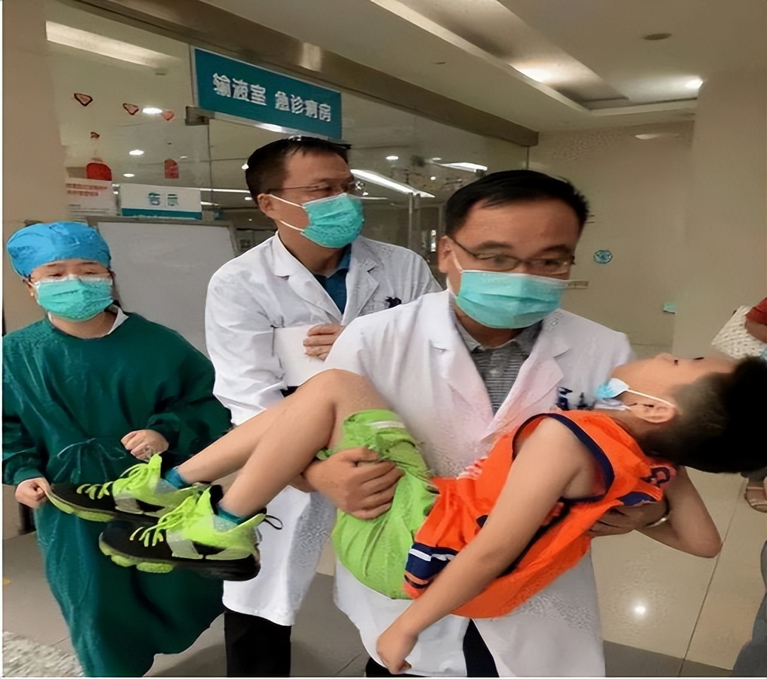 男童服用阿奇霉素后死亡,12岁男孩吃阿奇霉素后死亡