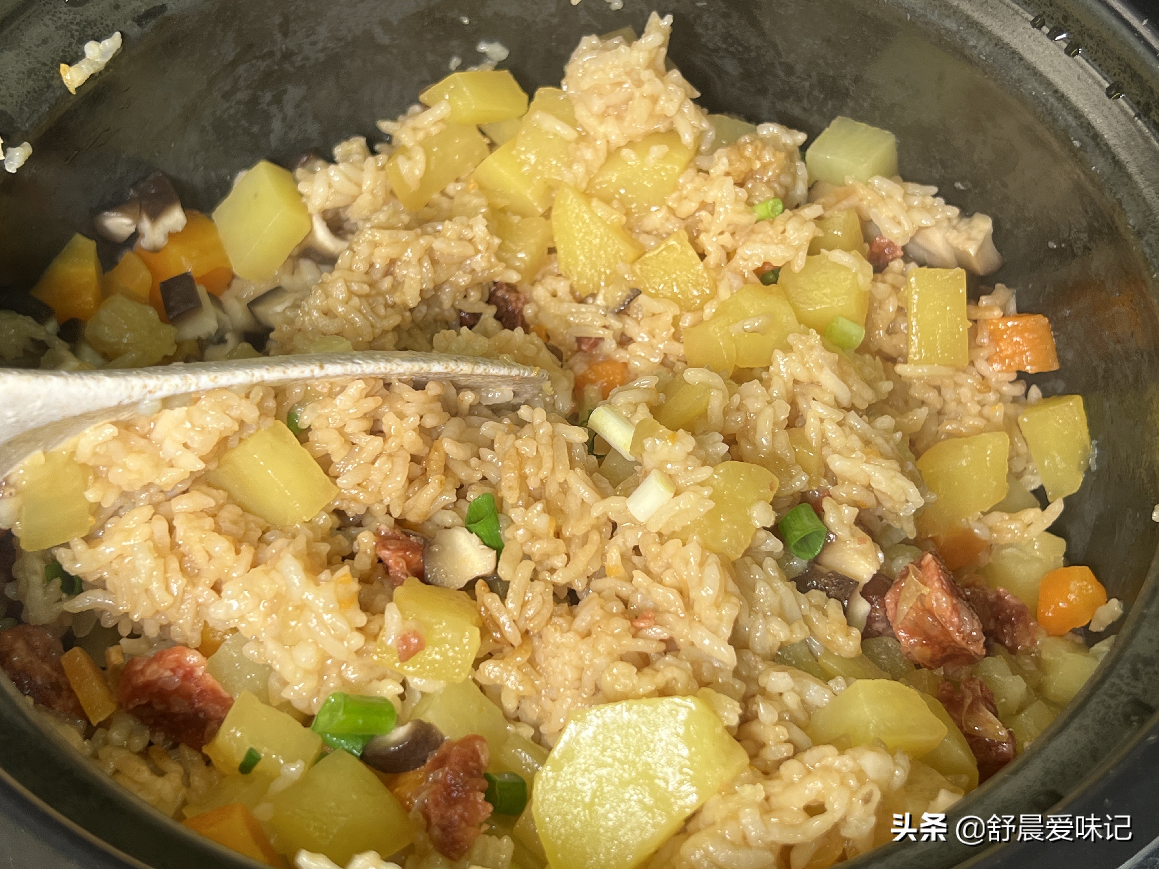 四季豆香肠焖饭电饭煲,西红柿香肠焖饭电饭煲做法