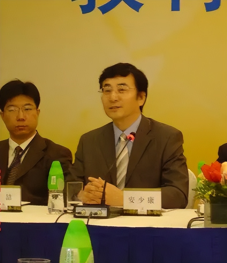 刘亦菲人到中年颜值忽高忽低，粉丝怒回，她也曾惊艳你的时光！