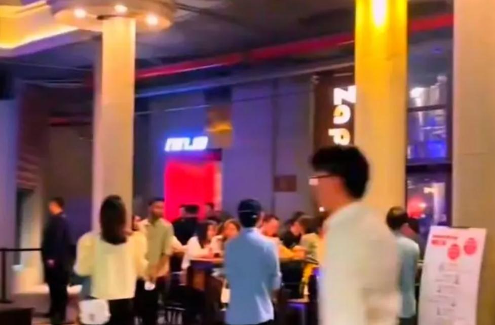 3名老外街头*戏调**中国女孩，公然挑衅警察，最终惨遭东北小伙围殴