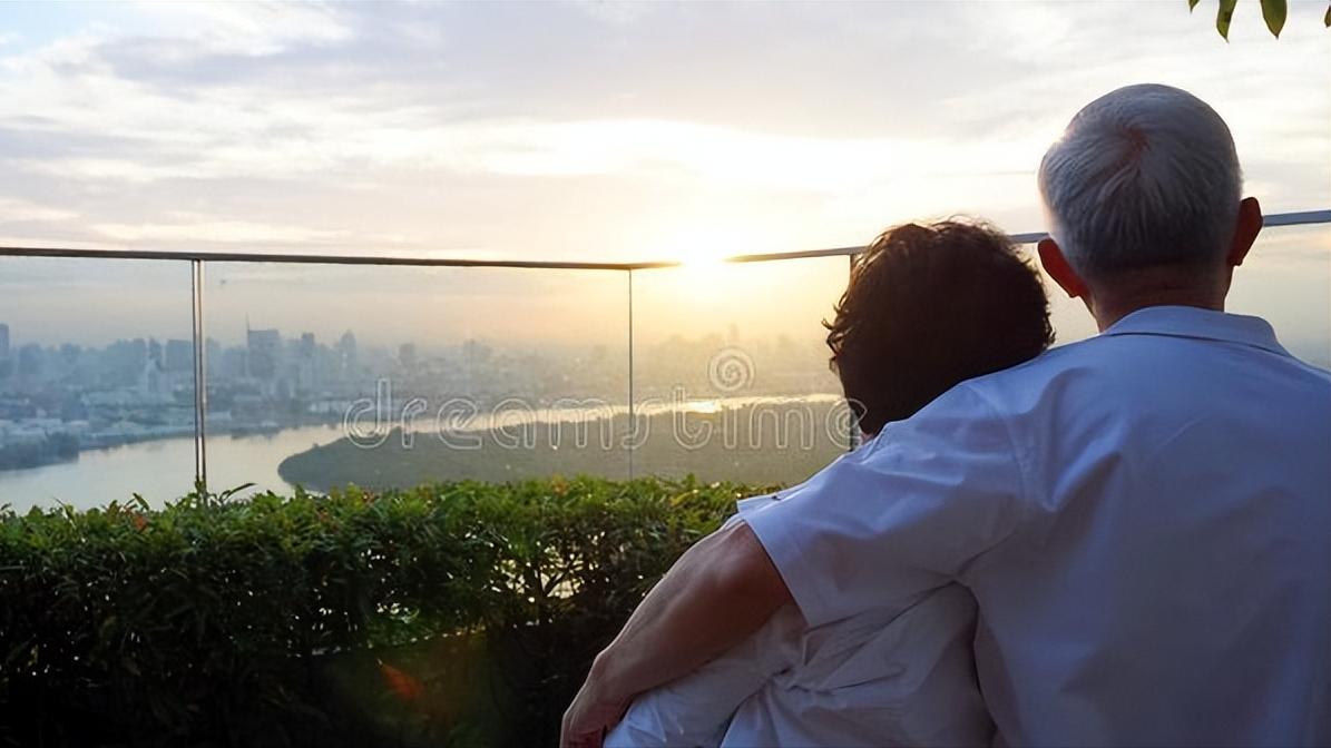 58岁阿姨：晚年花一万给自己买了一件旗袍，却被儿媳嘲笑，有错？