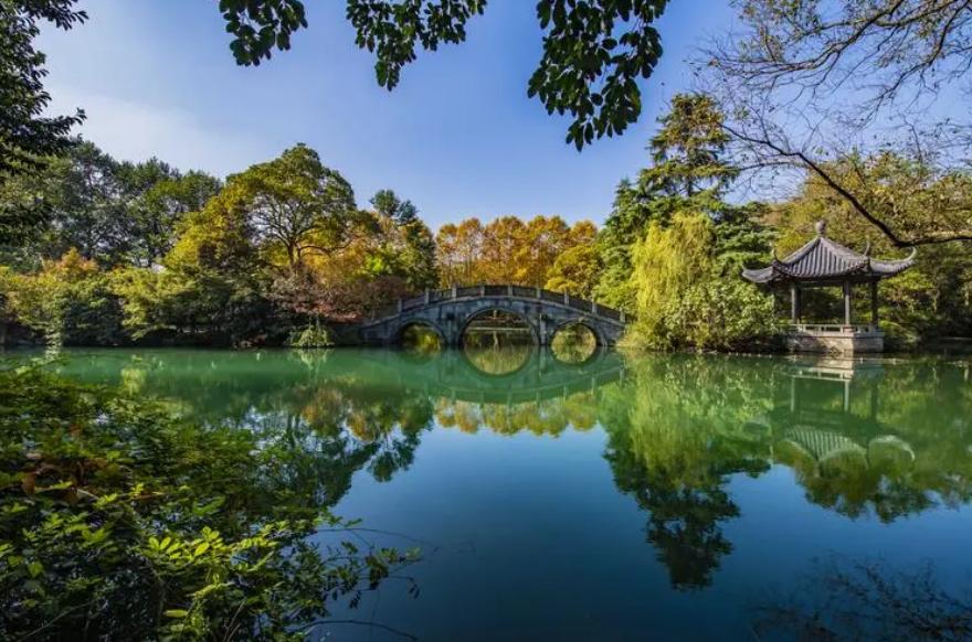 西湖的秋景诗句,西湖的秋天是美丽的