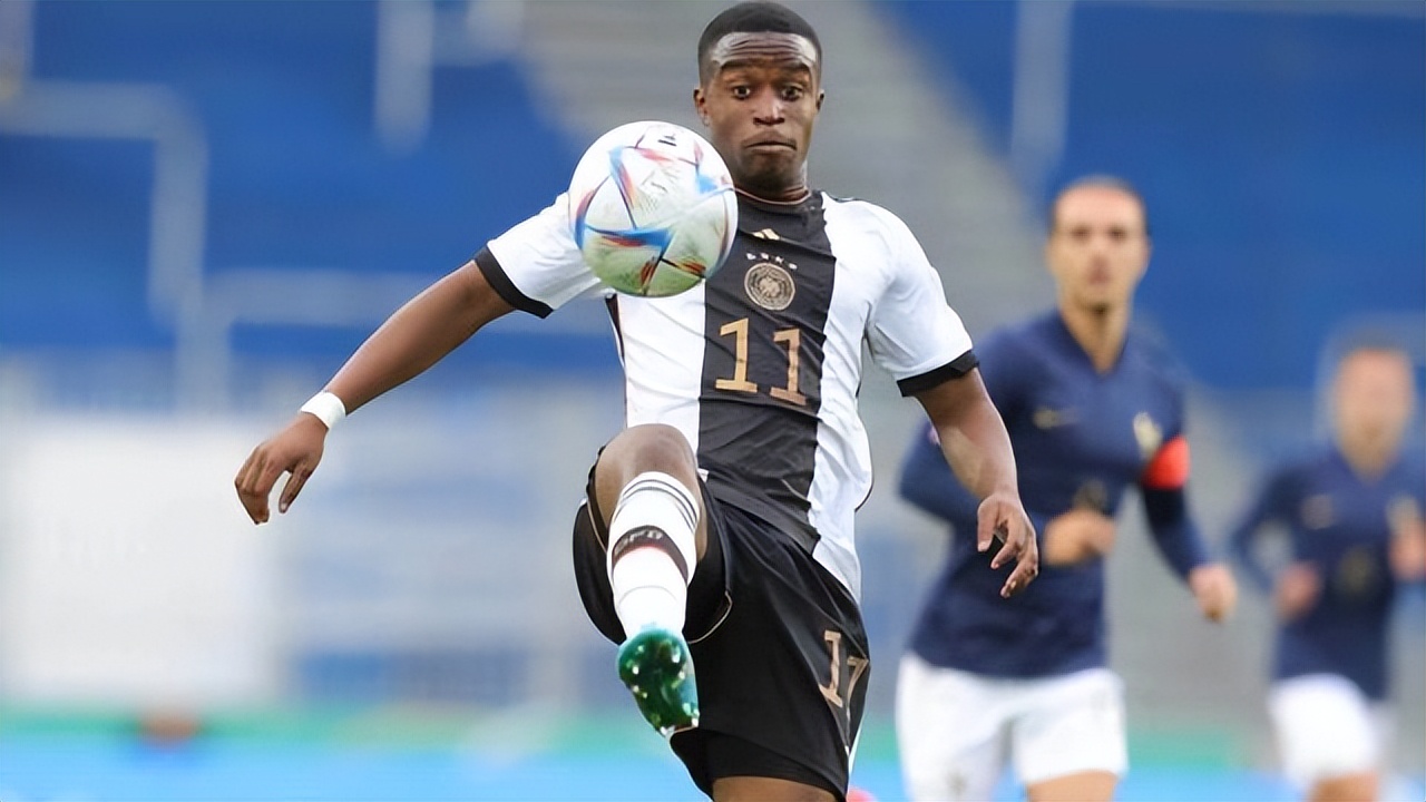 弗利克将试验三中卫体系，穆科科回U21队踢欧青赛