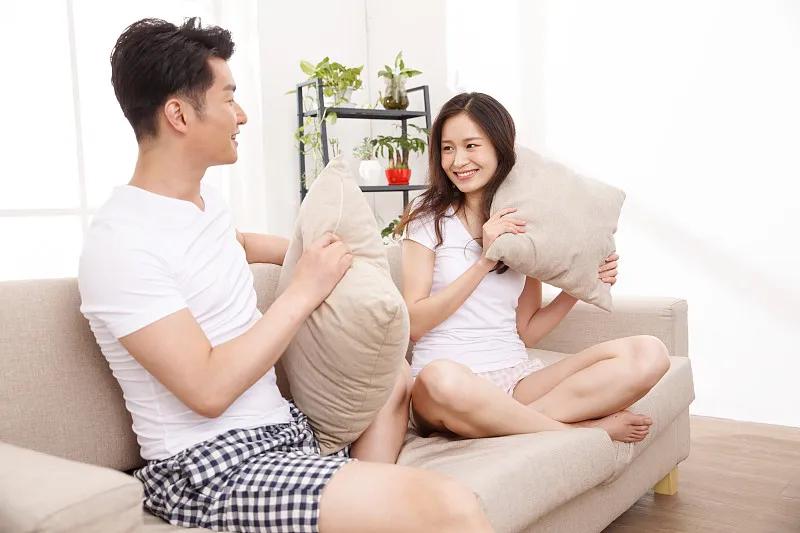 和男人亲密关系后他爱你的表现,男人亲你三个动作看出对方动心了