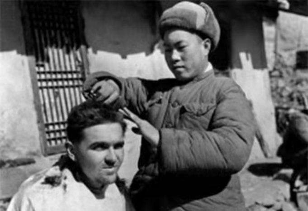 美国大兵阵亡回国最后的荣耀,美国大兵给德军俘虏发香烟