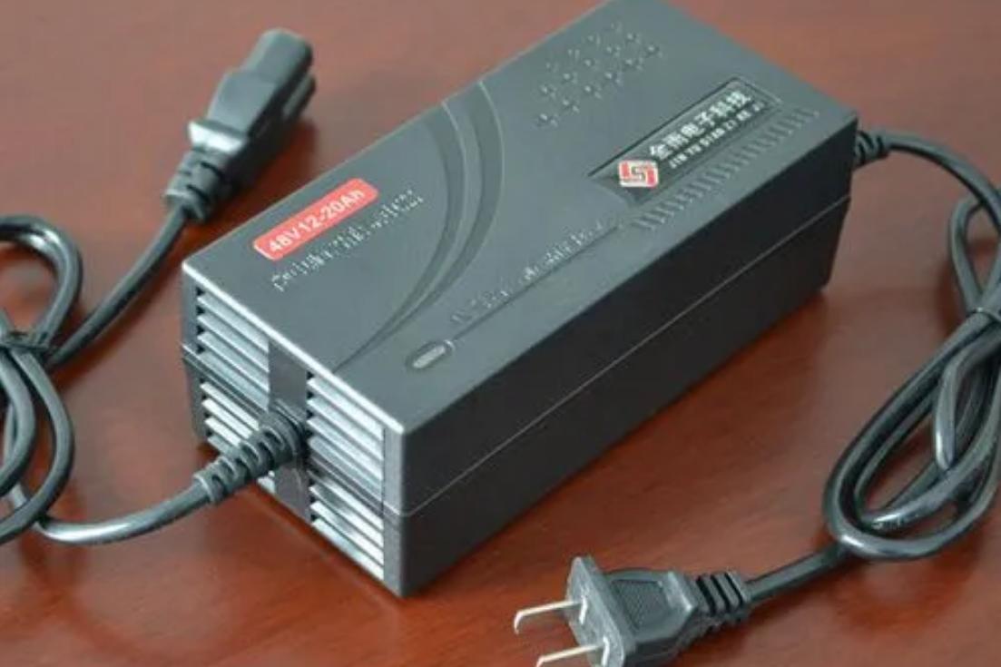 电动车可以一边充电一边开电源吗,电动车充电为什么要先接电池