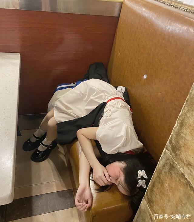 男子邀请邻桌女子喝酒,男子邀请女子喝酒