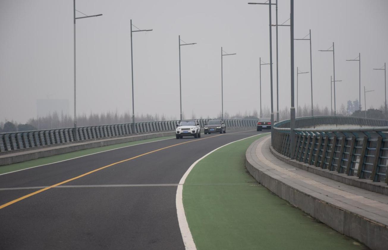 撕掉了所谓女性的身份标签,女司机车贴撕掉