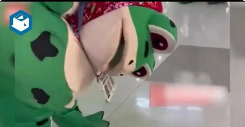 从“网红青蛙*窥偷**裙底事件”中思考—如何加强女性自我保护意识？