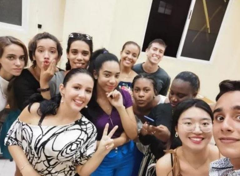 古巴小伙2个月追到中国女孩,古巴女孩退学追随男朋友