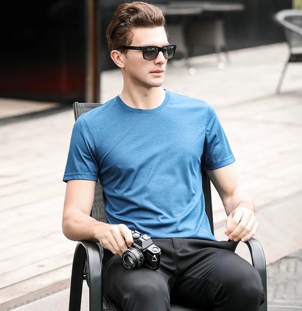 蓝色男士t恤搭配什么颜色裤子,男士蓝色t恤穿什么颜色裤子好看