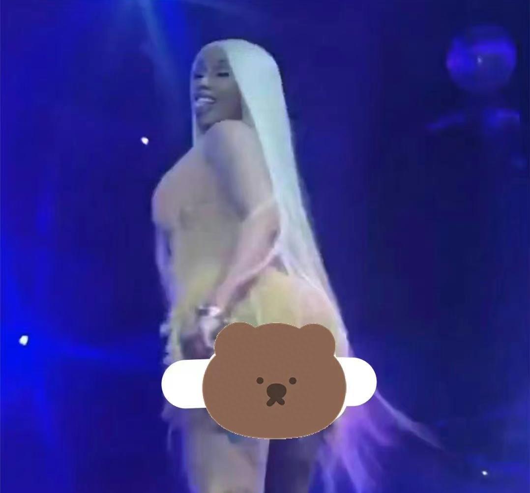 开放无极限！美国女星演唱会不穿内衣、露胯、与卫生棉条互动