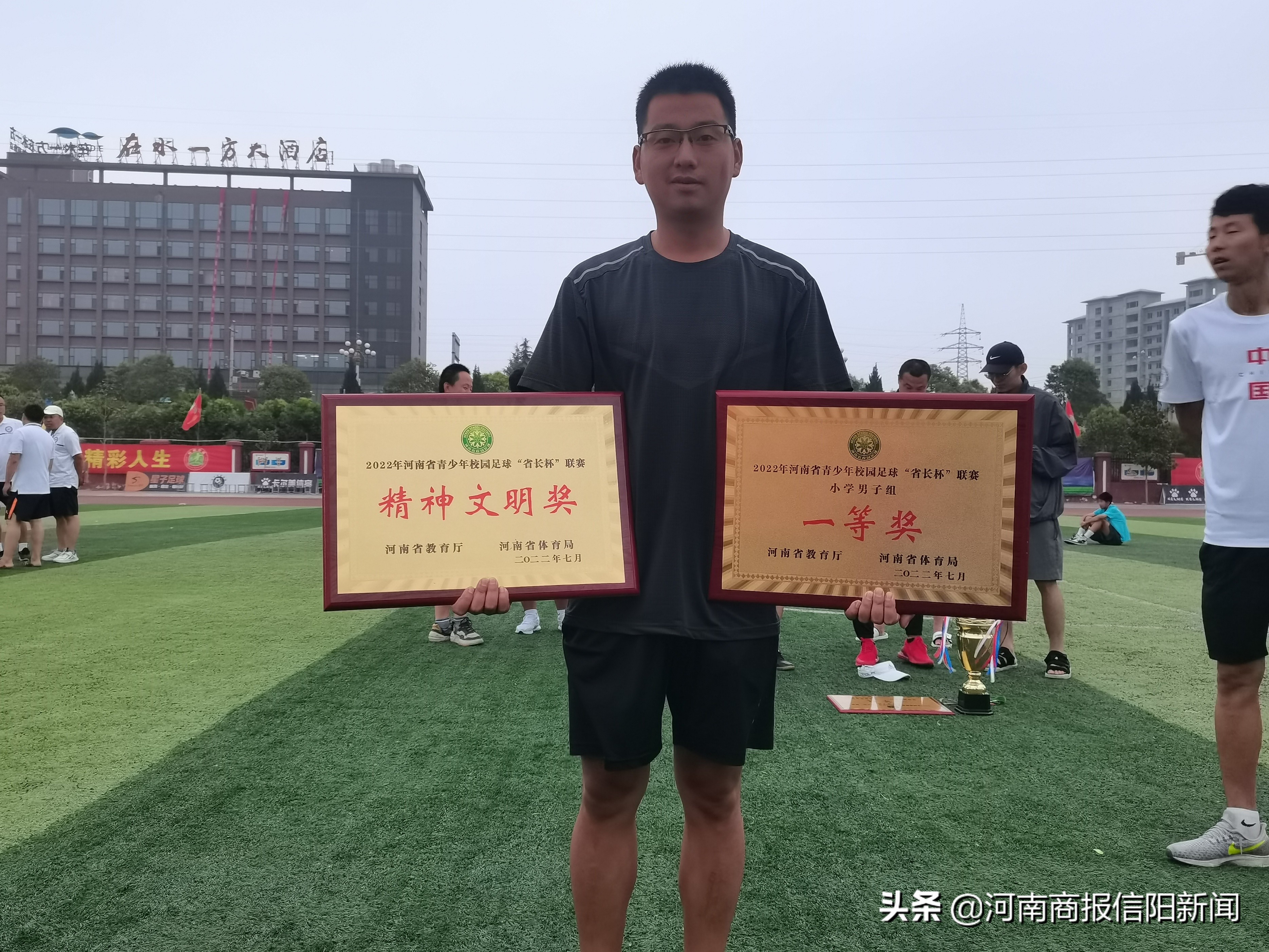 刷新信阳市小学男子足球战绩！信阳新县足球小将载誉归来
