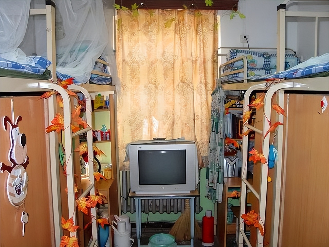 “怎么不给留学生？”，北邮大学宿舍遭吐槽，环境太差