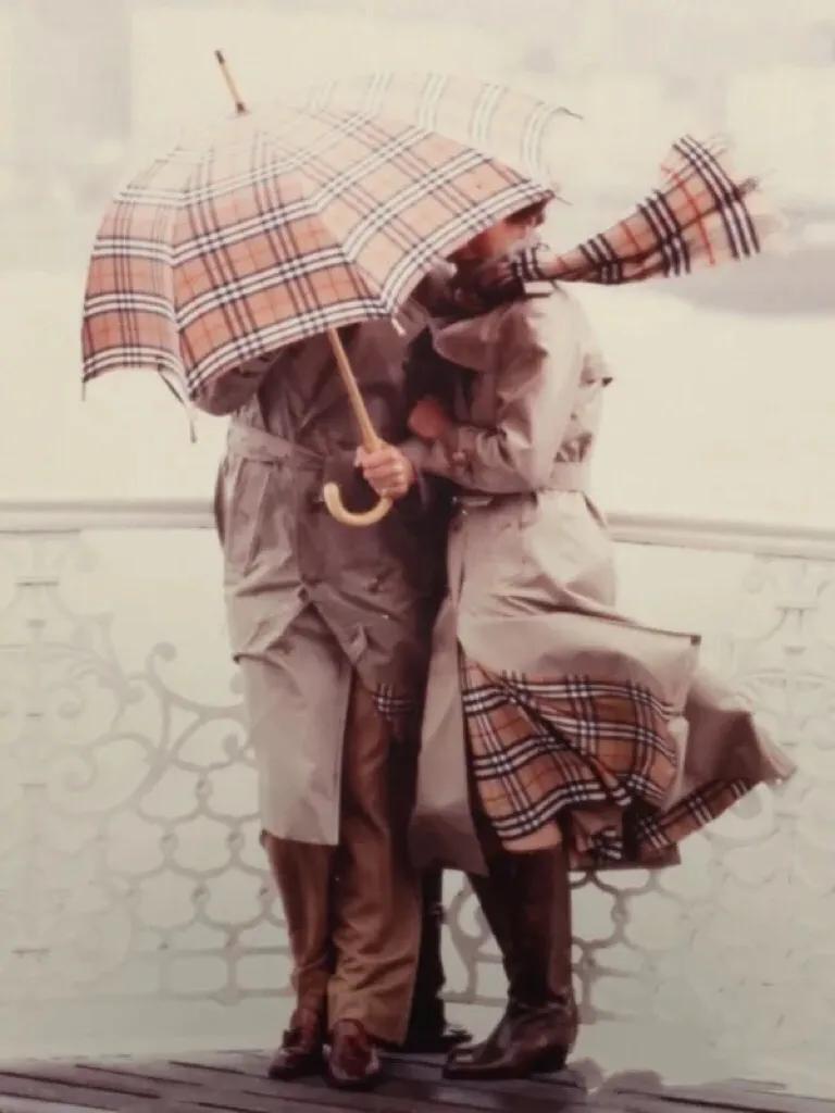 英伦经典burberry眼镜,burberry英伦风穿搭