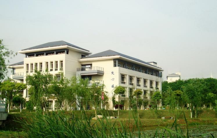 江苏这所普通大学，经常被误会成211，王牌专业太吃香了